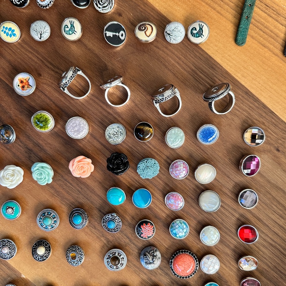 Stylish Multi-Color Button Bracelet Set - Picture 15 of 16